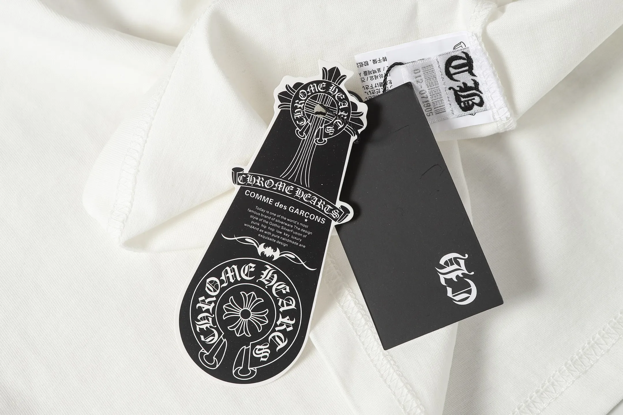 P160 Chrome Hearts CH Chrome Hearts Heavy Industry Horseshoe Sanskrit appliqué embroidered short-sleeved T-shirt. Use imported Tajima machine embroidery. Correct configuration. Black 2025 Chrome Hearts ZP packaging. 260 grams of custom-dyed double yarn cotton. Large version. Loose and stylish. Different from low version, slim and long version, upper body and hip stretch. 100% commitment: top quality. Not fast food. Highest version on the market. Top quality - different from ordinary versions on the market. If you care about quality. You must also respect the price. Absolutely zero after-sales service. The return rate so far is 0. It’s hard not to love the style. - 260g custom-dyed double yarn fabric. - Correct high-density main mark, washed tag, hand-sewn.